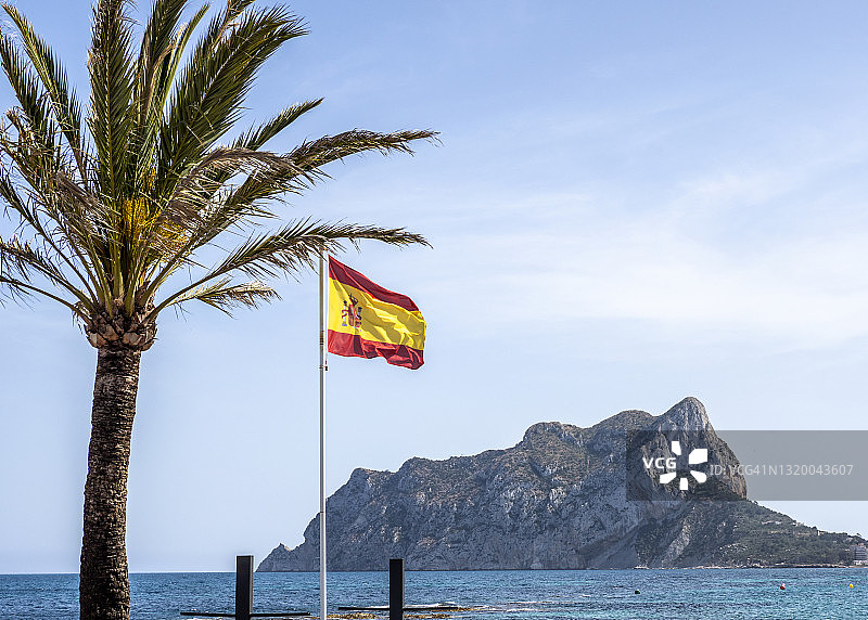 海岸边有一座山，Peñon德伊法赫和西班牙国旗。图片素材