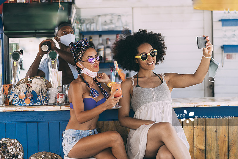 多民族女性朋友在他们的假期在夏季酒吧自拍图片素材