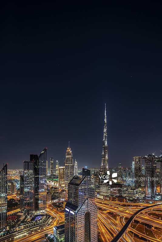 迪拜夜晚的城市天际线图片素材