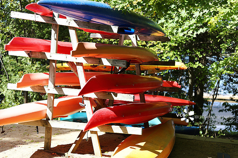 湖边森林里五颜六色的叠舟图片素材