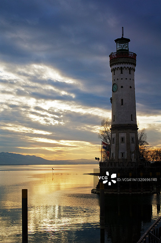 林道(巴伐利亚)，德国- 2011年2月:康斯坦斯湖上的灯塔图片素材