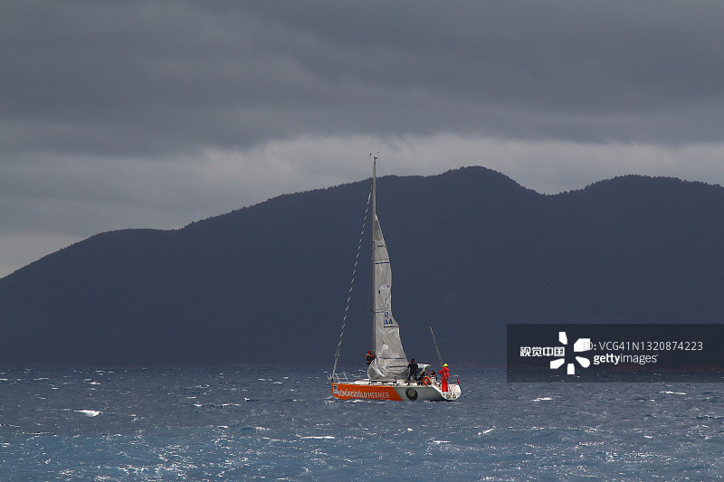帆船在大风中航行在爱琴海的蓝色水域图片素材