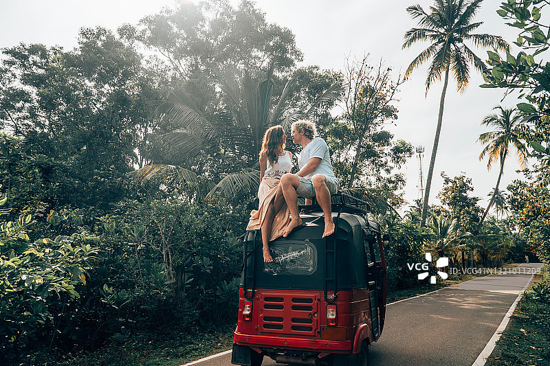 一对年轻夫妇在斯里兰卡浪漫的夏日公路旅行度假图片素材