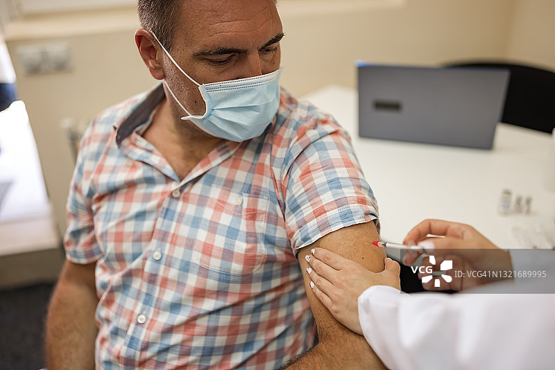 成年男子接种冠状病毒疫苗图片素材