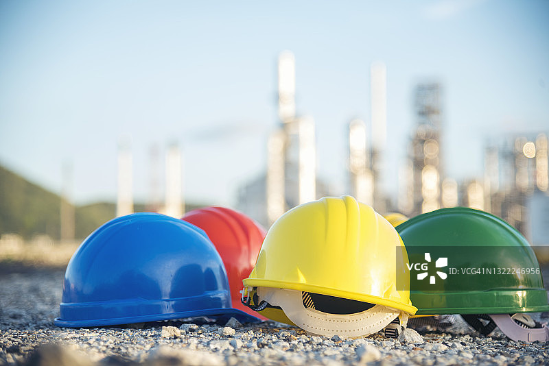 施工安全帽是施工现场工人安全工具设备的工程防护头的标准。许多安全帽上的安全帽与抄写空间。工程建设的概念图片素材