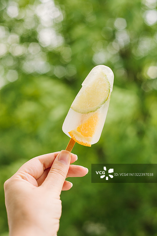 夏天的冷餐:用青柠、柑橘和薄荷叶制成的冰棍。图片素材