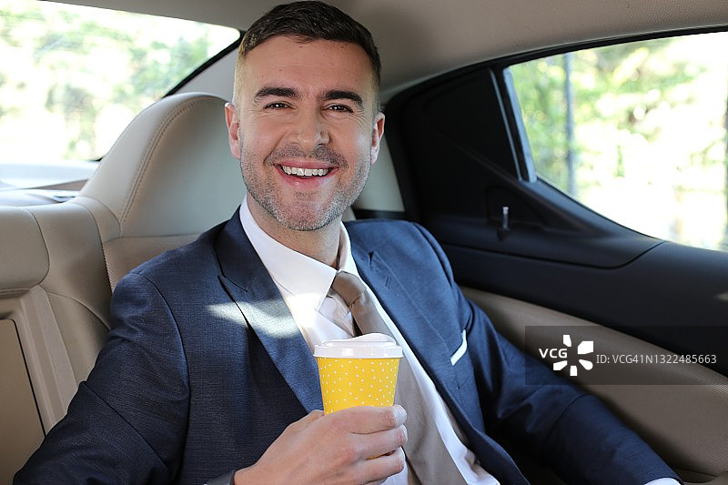 白人商人喜欢坐出租车喝咖啡图片素材
