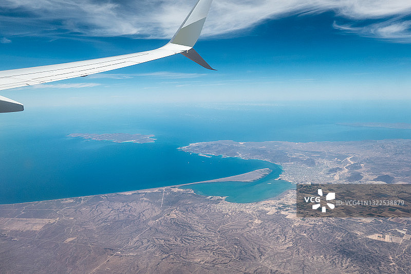 拉巴斯和艾斯拉埃斯皮里图圣，墨西哥，飞机机翼鸟瞰图图片素材