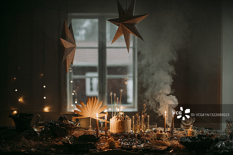 生日宴会上的星星装饰和餐桌摆设图片素材