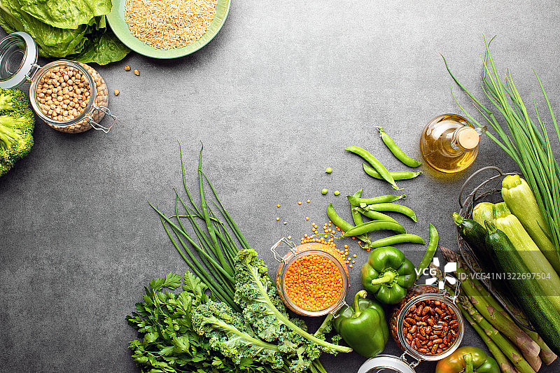 绿色蔬菜和豆类，从上往下看素食烹饪背景图片素材
