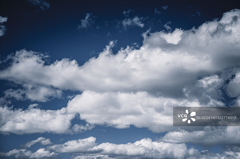 深蓝色的天空中出现了戏剧性的积云图片素材