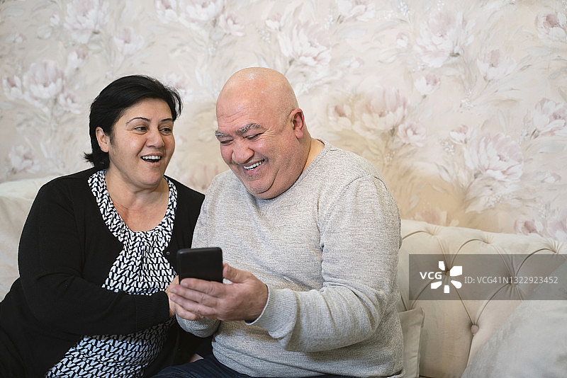在家里使用智能手机的老年夫妇图片素材