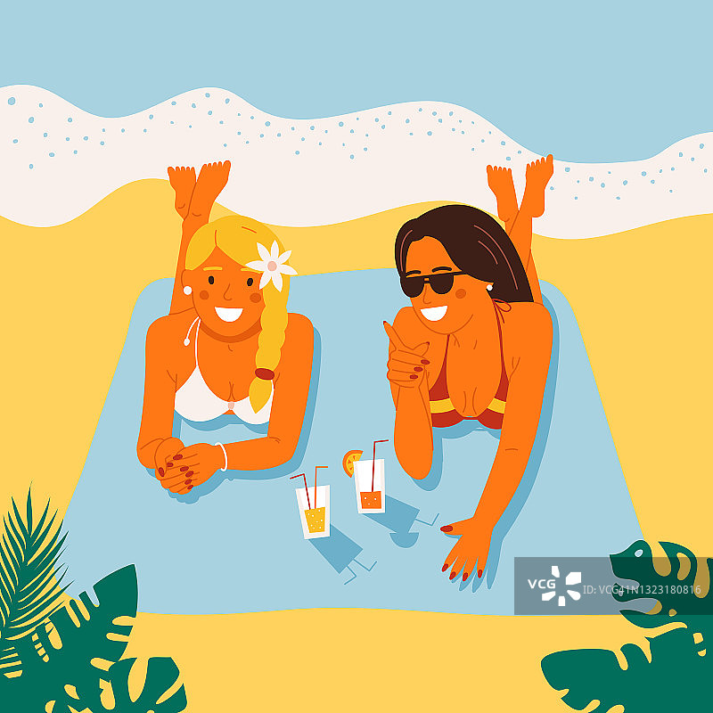 两个漂亮的女孩躺在沙滩上，晒日光浴，喝果汁图片素材