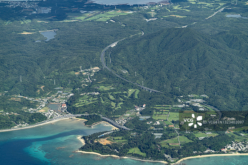 从飞机上俯瞰日本冲绳名护市图片素材