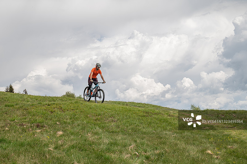 夏天，山地自行车手沿着小路骑行图片素材