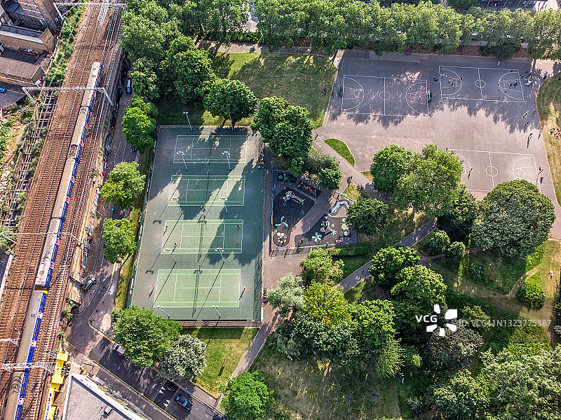 位于伦敦Bethnal Green公园网球和篮球场的正上方图片素材