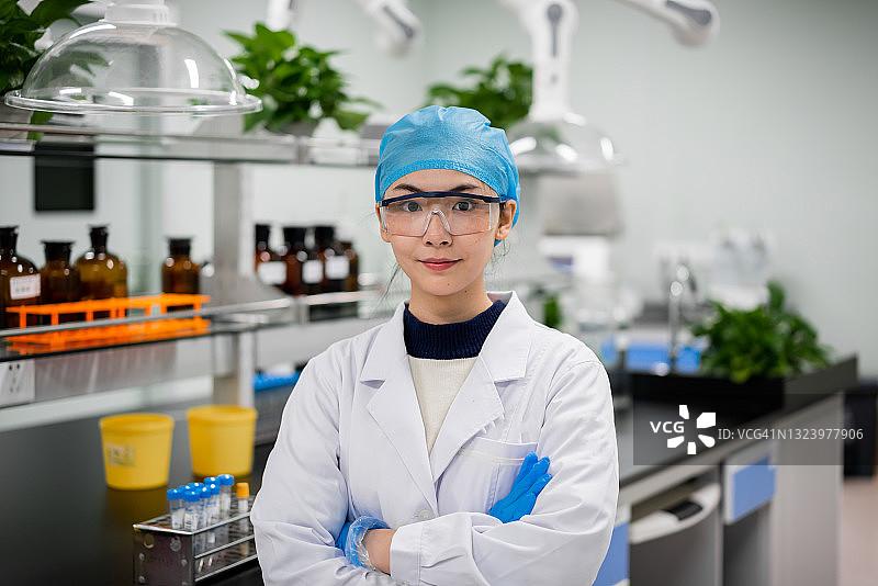一个年轻的亚洲女医生在实验室的肖像图片素材