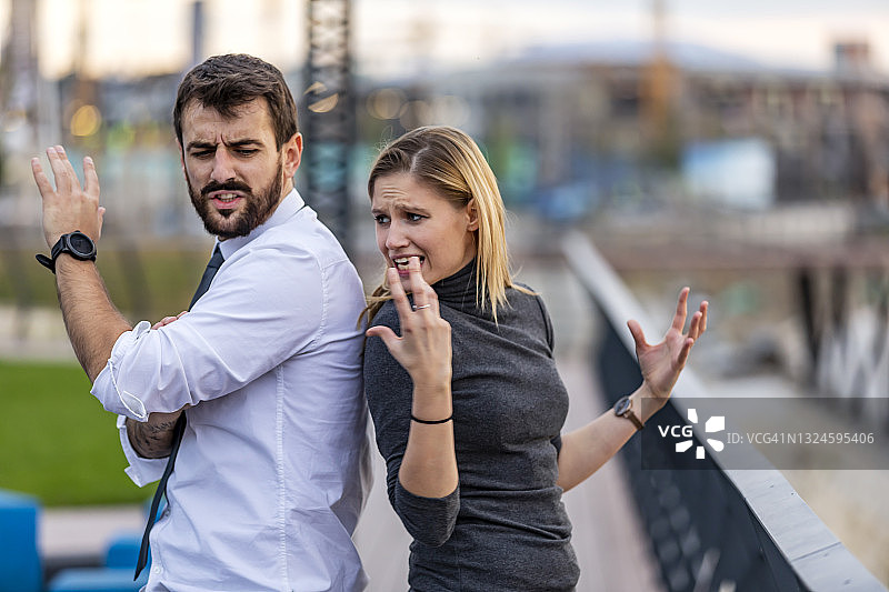 一个年轻人和他的女朋友在河边吵架图片素材