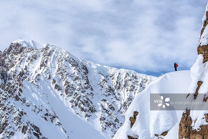 野外滑雪者在多雪的山脊上放松图片素材