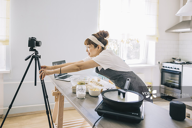 女人拍摄饺子制作教程图片素材
