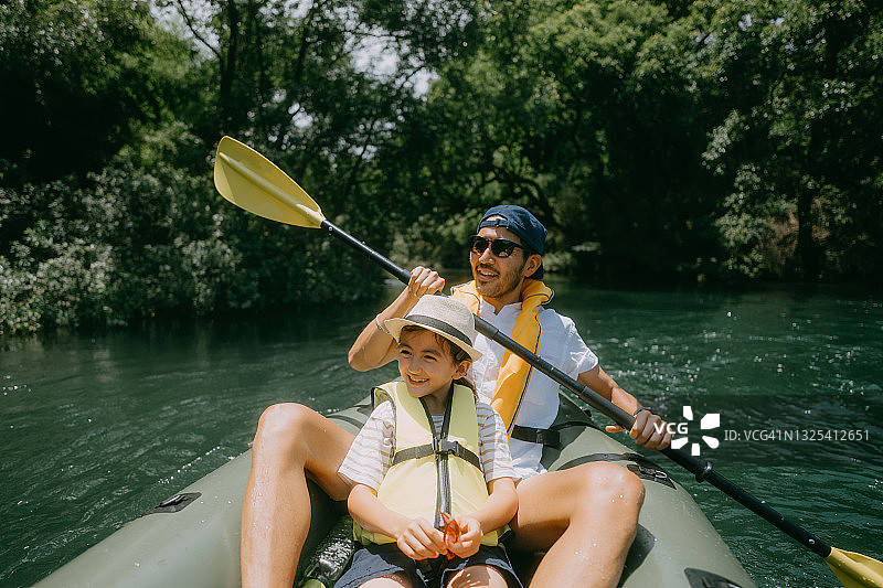 父亲和年幼的女儿享受河皮划艇，日本图片素材