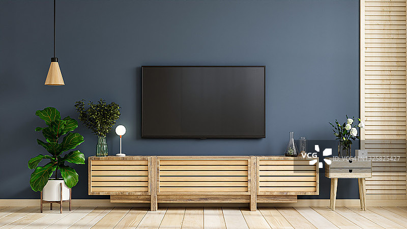 在现代的空房间里，壁橱上的壁挂式电视，后面是深蓝色的墙。图片素材