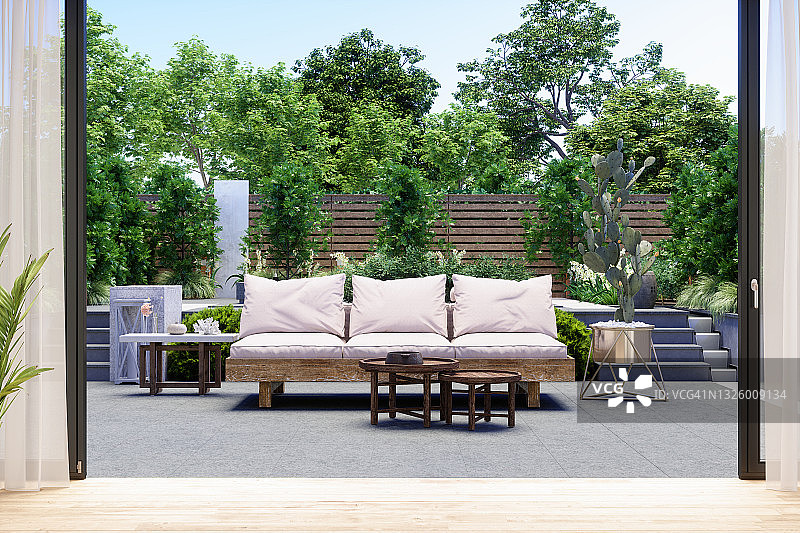 露台沙发，咖啡桌，仙人掌植物和花园景观背景。图片素材