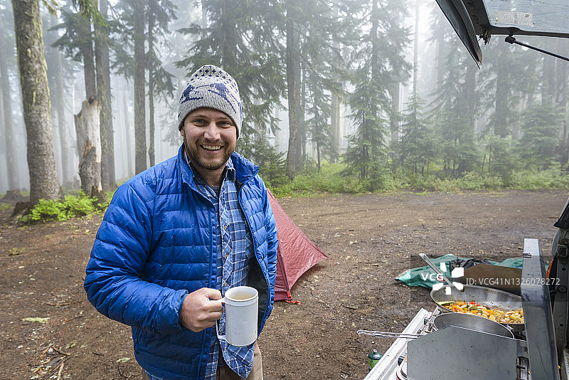 男人们在野营时喝咖啡做早餐图片素材