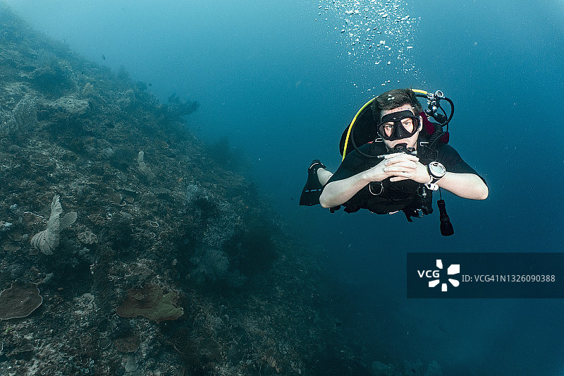 潜水员漂浮在拉贾安帕的海洋中探索图片素材