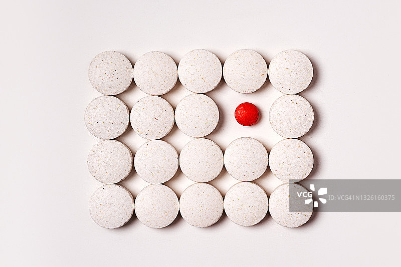 药片背景，白色和红色的药片在白色的背景上。图片素材