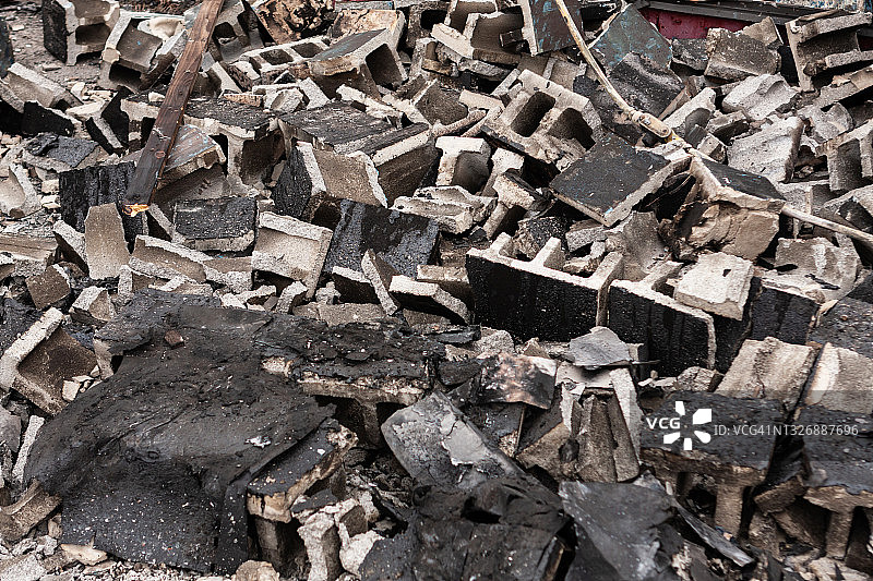 从被烧毁的建筑物中取出的煤渣砖和其他建筑物部分图片素材