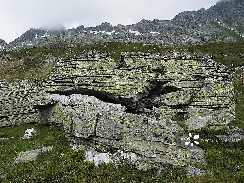 在Bosco Gurin附近，Rovana山谷，沿着徒步小径的层状花岗岩巨石图片素材
