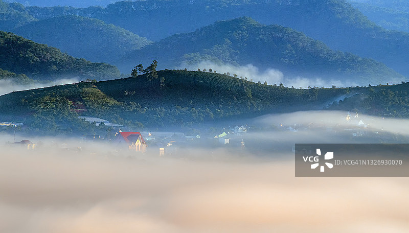 仙人小村庄在雾中日出时带着神奇的阳光图片素材