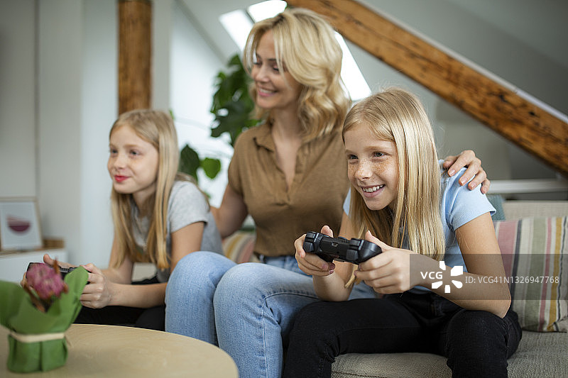 幸福的白人家庭在家里娱乐图片素材