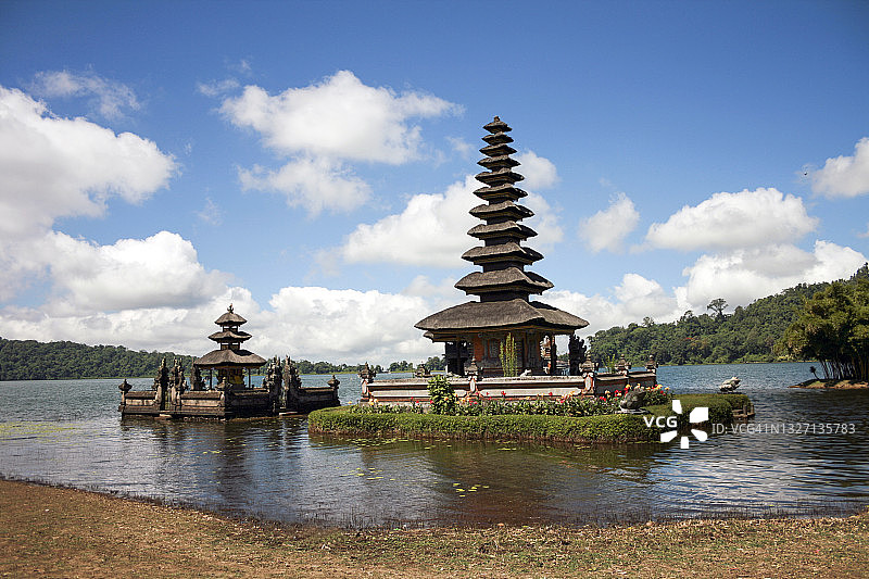 乌伦达努指的是印度尼西亚巴厘岛的坦庙图片素材