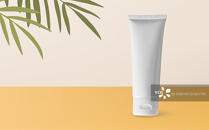化妆品化妆白色管模型现实的向量3d插图在米黄色的背景与热带棕榈树。最小的夏天的概念。洗面奶，润肤霜，洗发水包装图片素材