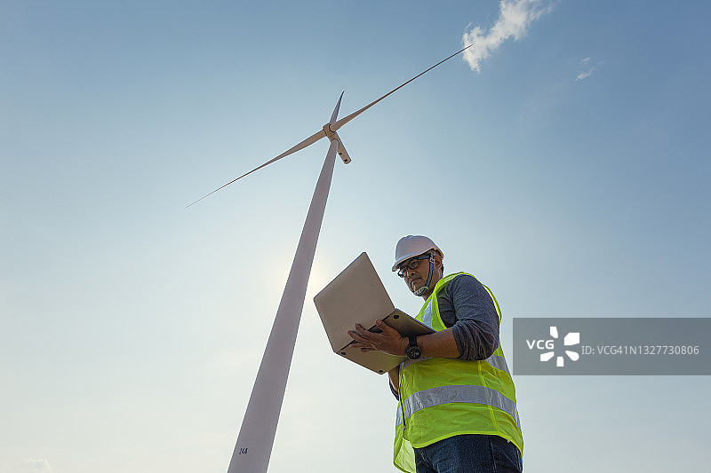 在风力发电领域从事可再生能源、清洁能源或环境保护概念发电的工程师。图片素材