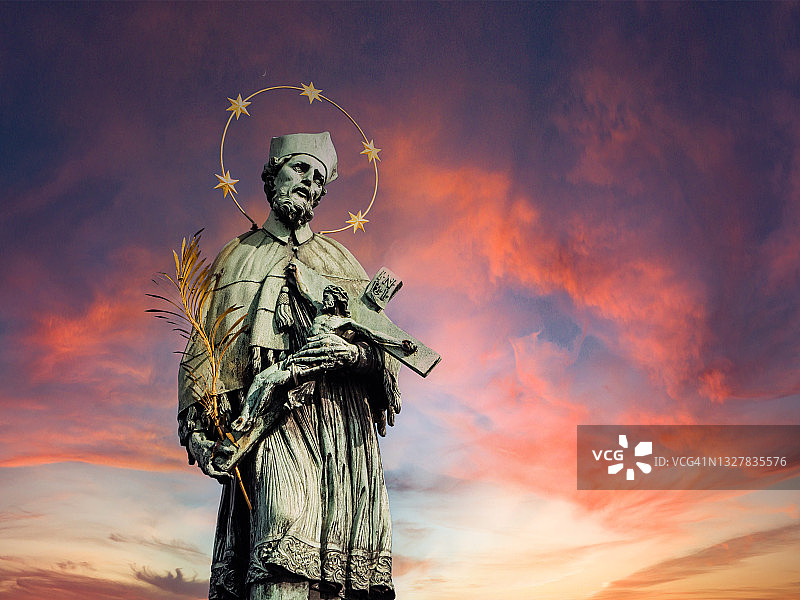 捷克共和国首都查尔斯桥日落时的雕像，被伏尔塔瓦河一分为二。欧盟的欧洲图片素材
