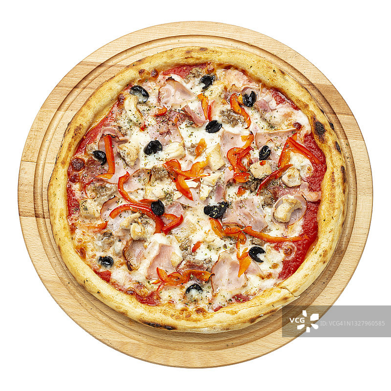 美味的披萨被盛在一个木盘上，孤立在白色的背景上。概念广告传单和海报的餐厅或披萨店。文件包含裁剪路径。图片素材