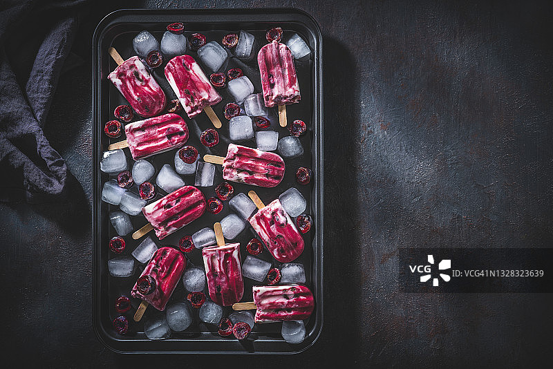 自制的樱桃水果冰棒配酸奶冰淇淋在阴郁的黑暗中冰图片素材