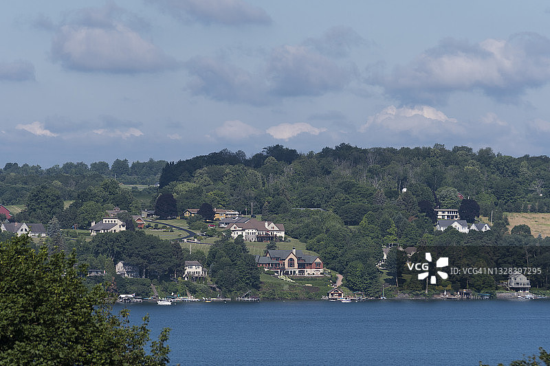 起伏的绿色山丘和风景如画的Skaneateles湖，纽约，美国图片素材