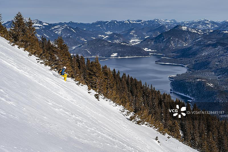 滑雪者带领下陡峭的斜坡，滑雪之旅，从西米茨堡下坡，观看瓦尔琴斯，埃斯特格伯奇，巴伐利亚Prealps，巴伐利亚，德国图片素材