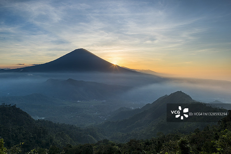 巴厘岛阿贡火山日落全景图片素材