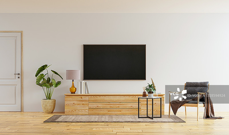 客厅白色墙壁上的智能电视和扶手椅，极简设计。图片素材