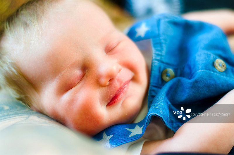 新生儿快乐睡眠图片素材