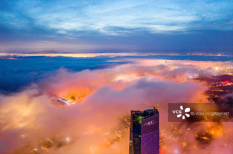 青岛雾中的城市景观，青岛，山东省，中国图片素材
