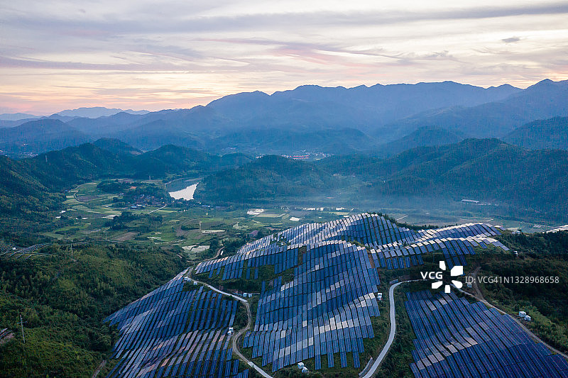 日落时分山顶上的太阳能光伏电站图片素材