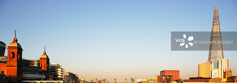 日落时伦敦城市天际线的全景图片素材