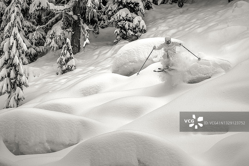 野地滑雪者从多雪的悬崖上跌落的景象图片素材