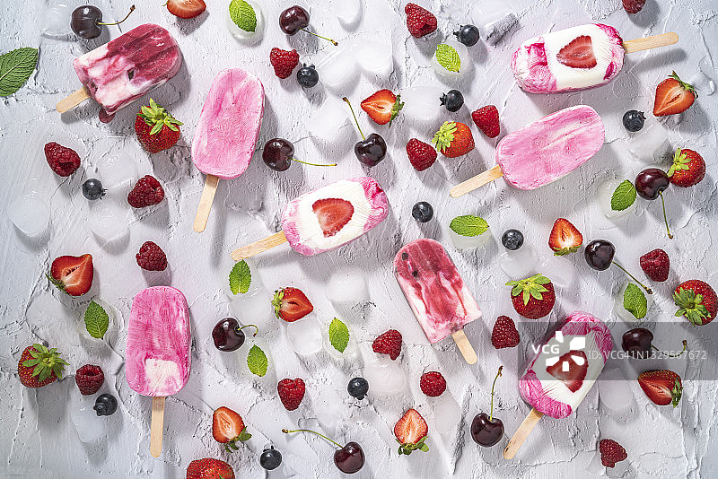 各种自制冰棒配上草莓，覆盆子，樱桃和黑莓图片素材